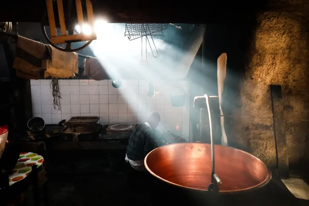 Produzione del formaggio Bagòss con caldere in rame e latte crudo